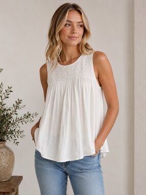 Dolan Sleeveless Smocked Top – White Sz xs